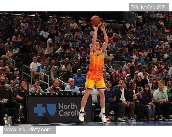 克尼佩尔第四节发力稍晚13投5中贡献14分4篮板3助攻三分球命中率不佳